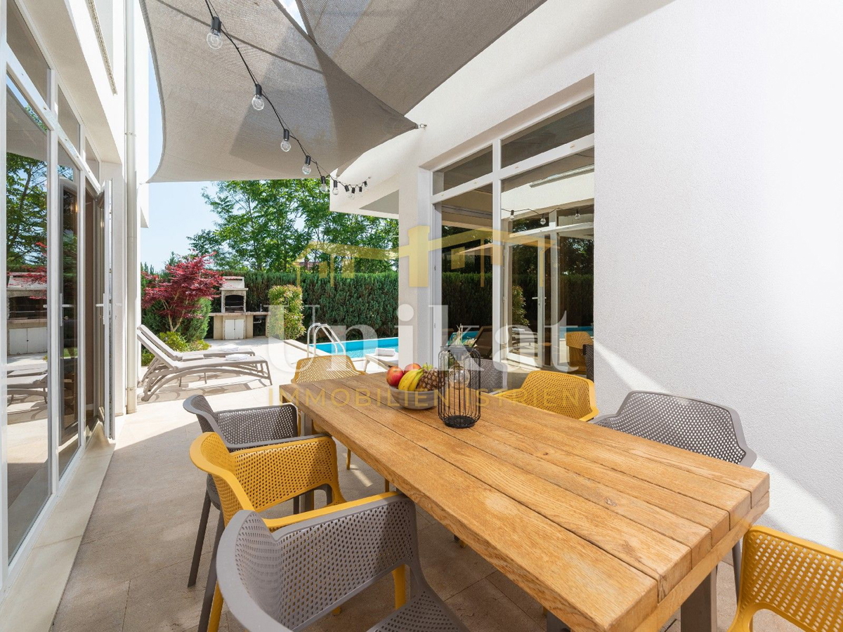 Villa moderna con piscina interna ed esterna